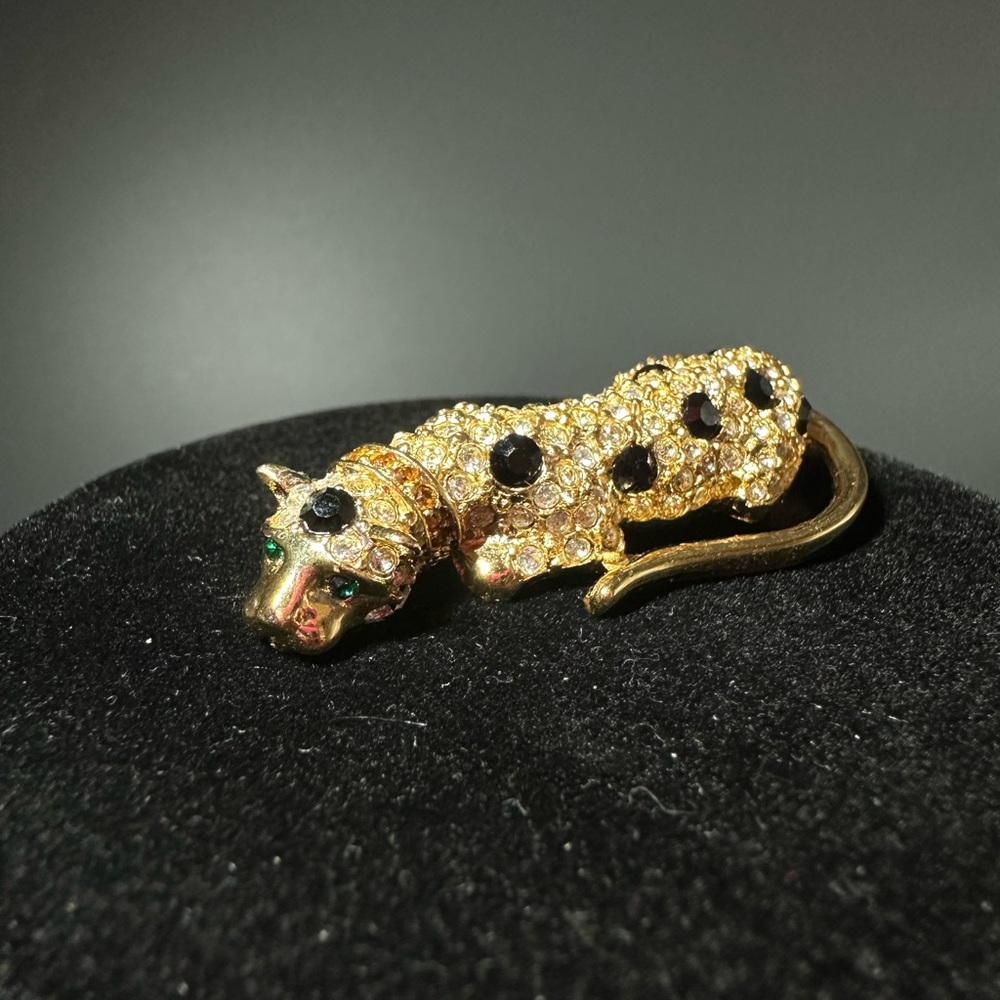 Signed GIORGIO Leopard Rhinestone Gold Tone Brooch Pin